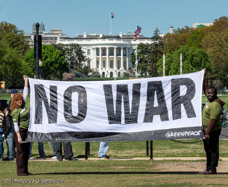 백악관 앞에서 ‘전쟁 반대(NO WAR)’ 메시지를 전하는 그린피스 활동가들