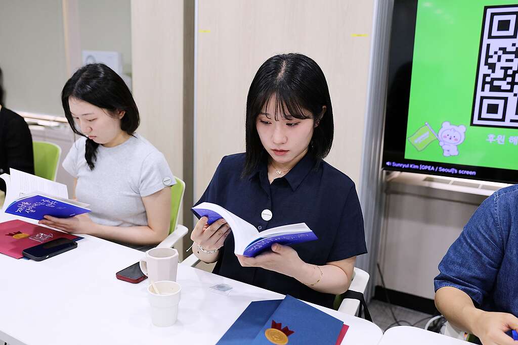 증언집을 살펴보는 시민대응단