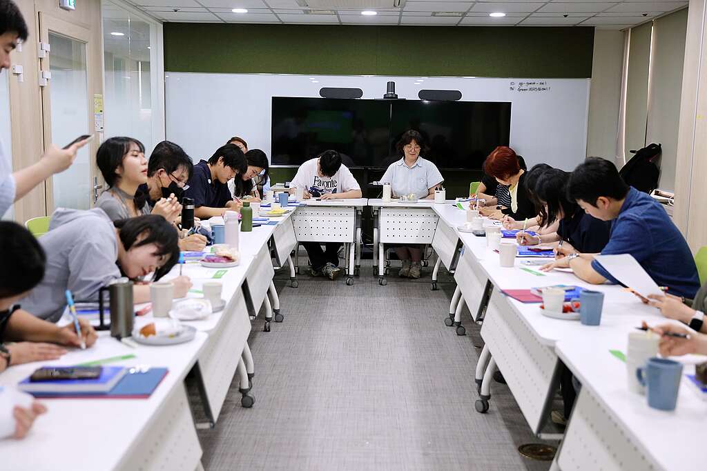 수료식에 모인 시민대응단이 롤링페이퍼를 적고 있다