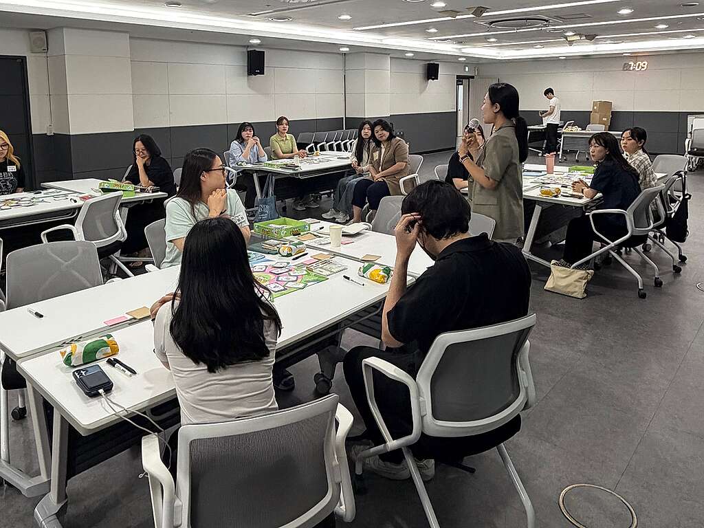 도넛경제학 기반의 ‘도넛마을 만들기’ 게임을 통해 노원구가 마주한 사회·환경 문제를 살펴보고, 지역에서 실천 가능한 해결책을 함께 모색하는 과정.