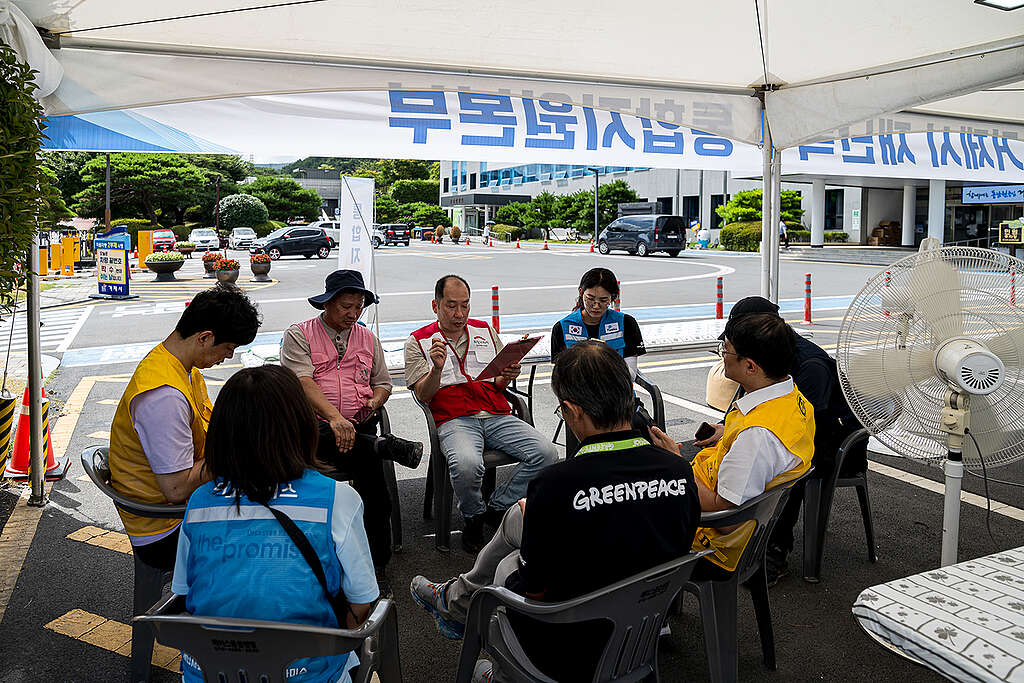 거제 긴급구호 현장에서 구호 단체들이 함께 대응 방안을 논의하는 모습  © Sungwoo Lee / Greenpeace