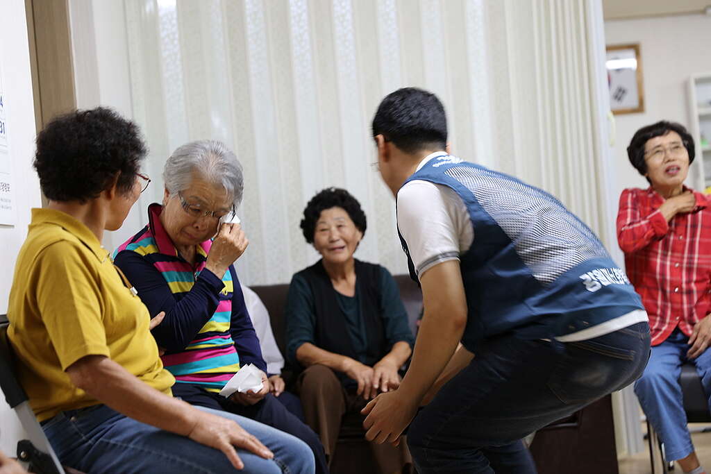 마음돌봄 프로그램 참여 후 감정이 터져 나와 눈시울을 붉히는 참가자