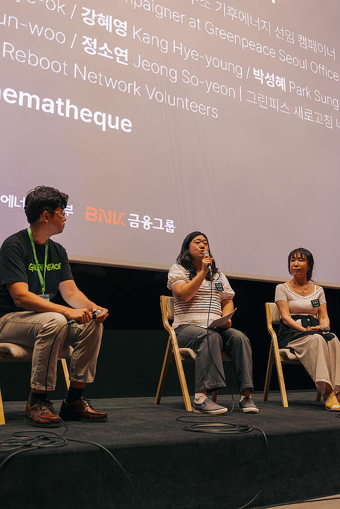관객과의 대화(GV)에서 새로고침 네트워크 강혜옥, 박성혜 단원이 현장 활동을 소개하는 모습