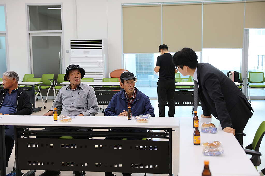 마음돌봄 프로그램에 참석한 이재민분들과 프로그램 전에 담소를 나누고 있는 모습