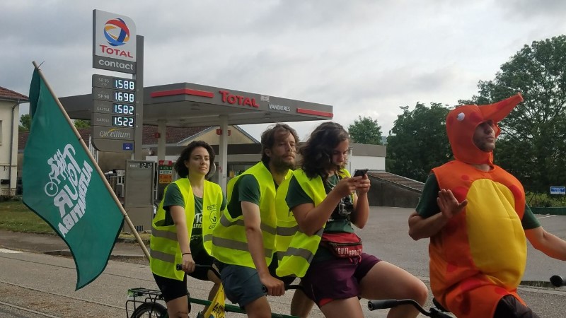 Dans le cadre du Tour Alternatiba, un hippocampe et des militants à vélo font des haltes estivales dans des stations Total © Alternatiba