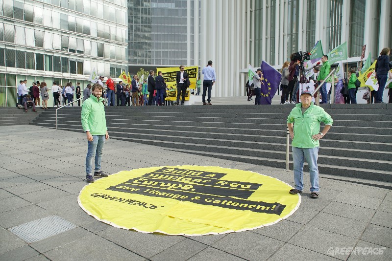 Des militants anti-nucléaires accueillent Macron