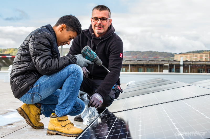 Jugend Solar Differdange : Die Jugendlichen lernen, wie man Solarpaneele installiert.