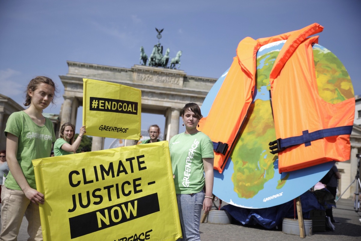 Earth with Life Jacket at Petersberg Climate Dialogue in Berlin. © Gordon Welters