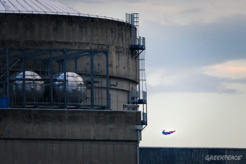 Un drone transformé en Superman et piloté par des militant-e-s de Greenpeace France a survolé la centrale de Bugey et s’est écrasé contre le mur de la piscine d’entreposage de combustible usé. Cette action démontre l’extrême vulnérabilité de ce bâtiment qui contient le plus de radioactivité dans une centrale nucléaire.