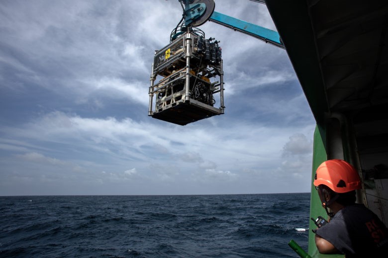 ENGLISH BELOWO navio do Greenpeace Esperanza leva a bordo um veículo submergível operado remotamente (ROV, na sigla em inglês, modelo Seaeye Cougar XT) para tirar fotos, gravar videos e coletar amostras dos Corais da Amazônia. Os ROVs podem mergulhar a uma profundidade de até 2 mil metros, o que significa uma enorme flexibilidade para estudar o ecossistema. Dentro do navio monitores transmitem as imagens captadas em tempo real para os cientistas e tripulação. Foto Marizilda Cruppe/GreenpeaceThe Greenpeace ship Esperanza is carrying on board a remotely operated underwater vehicle (ROV, model Seaeye Cougar-XT) to take pictures and videos, and also collect samples of the Amazon Reef. The ROVs can dive to a depth of 2,000 meters, which means a great flexibility to study the ecosystem. Inside the ship, rooms with big screens can broadcast the images captured in real time to the scientists and crew. Photo Marizilda Cruppe/Greenpeace