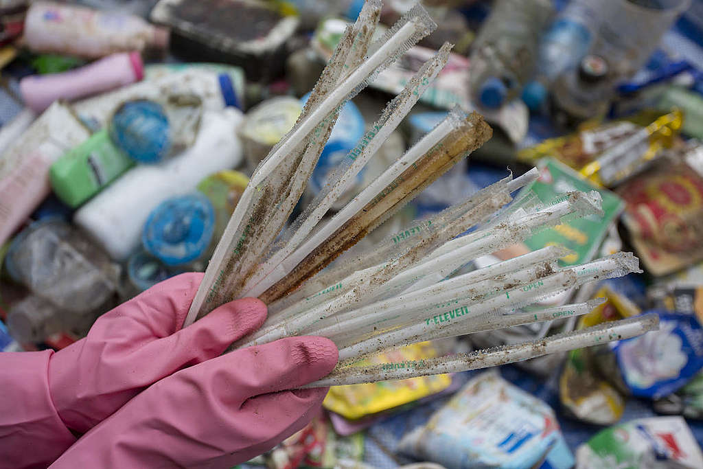 Plastics Brand Audit at Wonnapa Beach in Chonburi. © Chanklang Kanthong