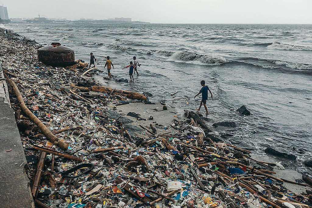Riesige Mengen an Müll wurden an das Ufern der Manila Bay auf den Philippinen nach dem Typhoon Yagi gespült. Die Stadt Manila ist mit Plastikmüll überflutet. Dennoch will die Kunststoffindustrie die Produktion im nächsten Jahrzehnt um 40% steigern.