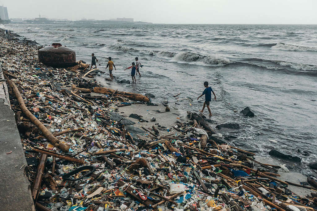 Riesige Mengen an Müll wurden an das Ufern der Manila Bay auf den Philippinen nach dem Typhoon Yagi gespült. Die Stadt Manila ist mit Plastikmüll überflutet. Dennoch will die Kunststoffindustrie die Produktion im nächsten Jahrzehnt um 40% steigern.