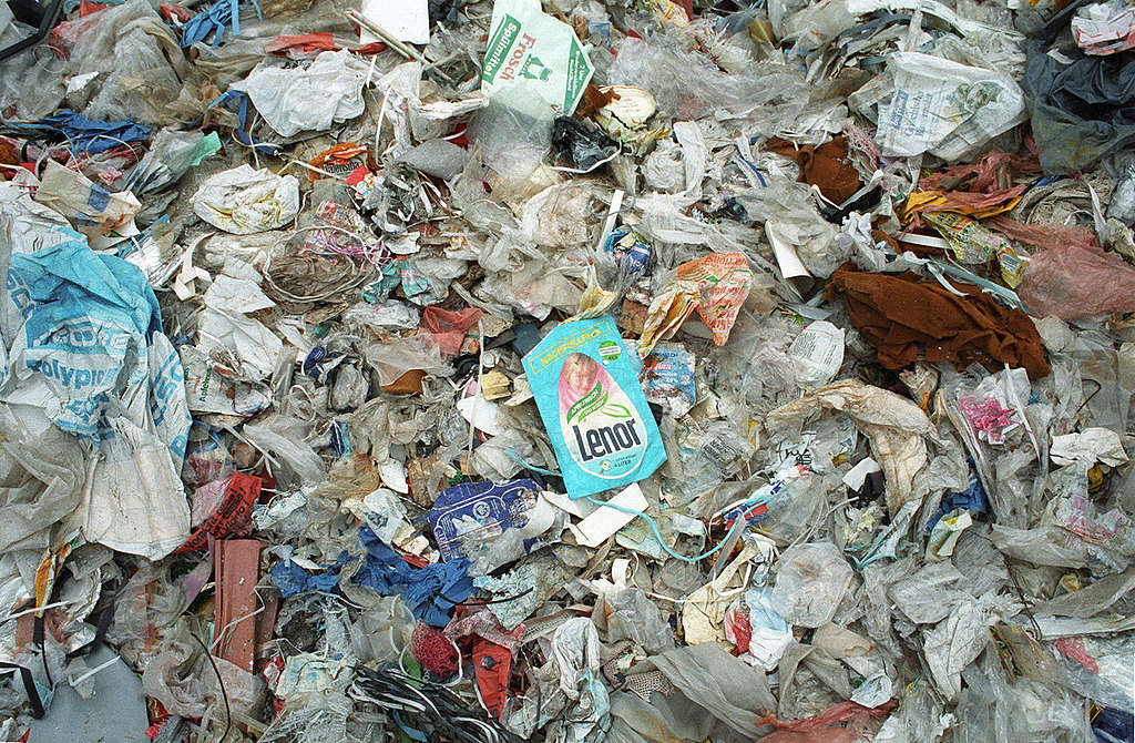 Plastic waste dump, Jakarta, Indonesia. © Mark Warford