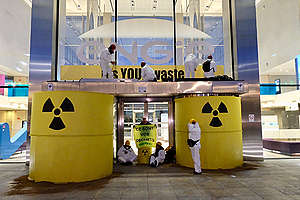 Une vingtaine d’activistes de Greenpeace Belgique ont bloqué l’entrée principale du siège d’Engie Electrabel