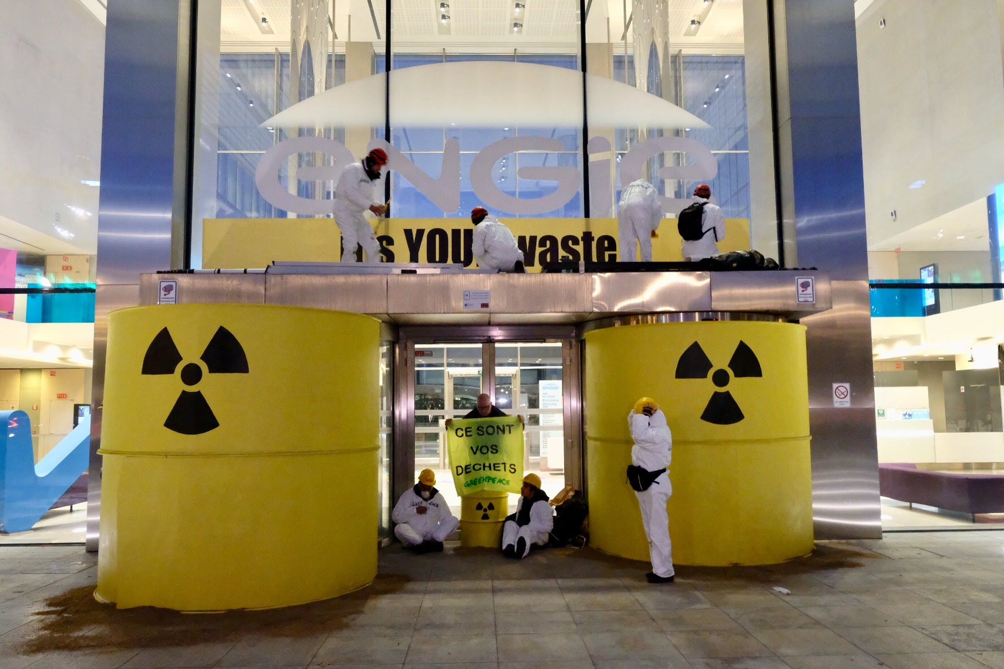 Une vingtaine d’activistes de Greenpeace Belgique ont bloqué l’entrée principale du siège d’Engie Electrabel