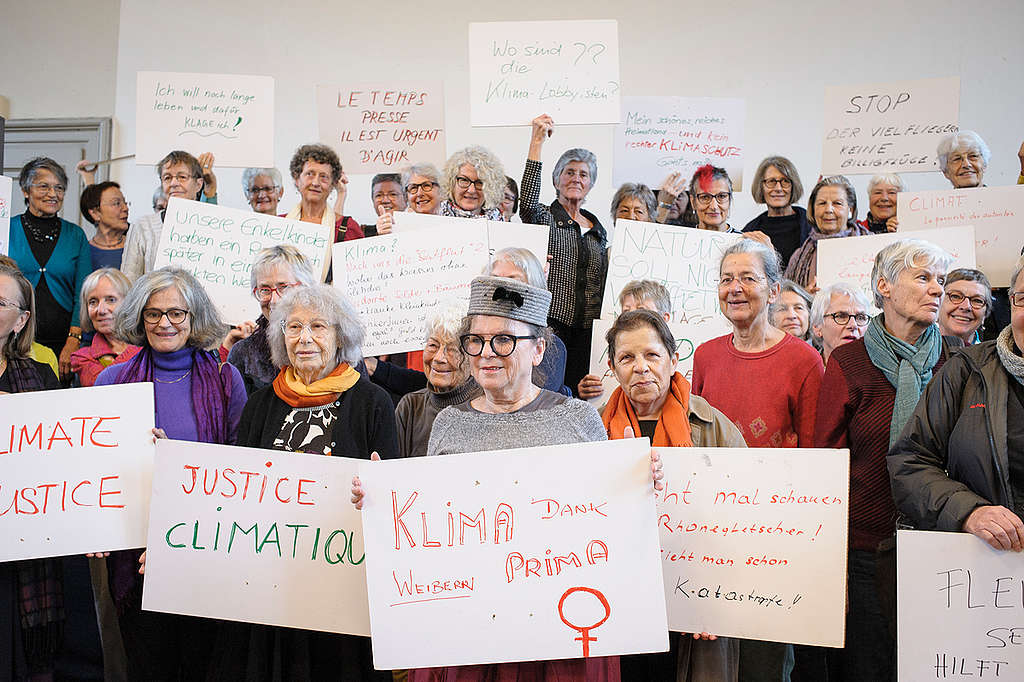Un groupe de personnes âgées dépose une plainte légale contre la politique climatique du gouvernement suisse