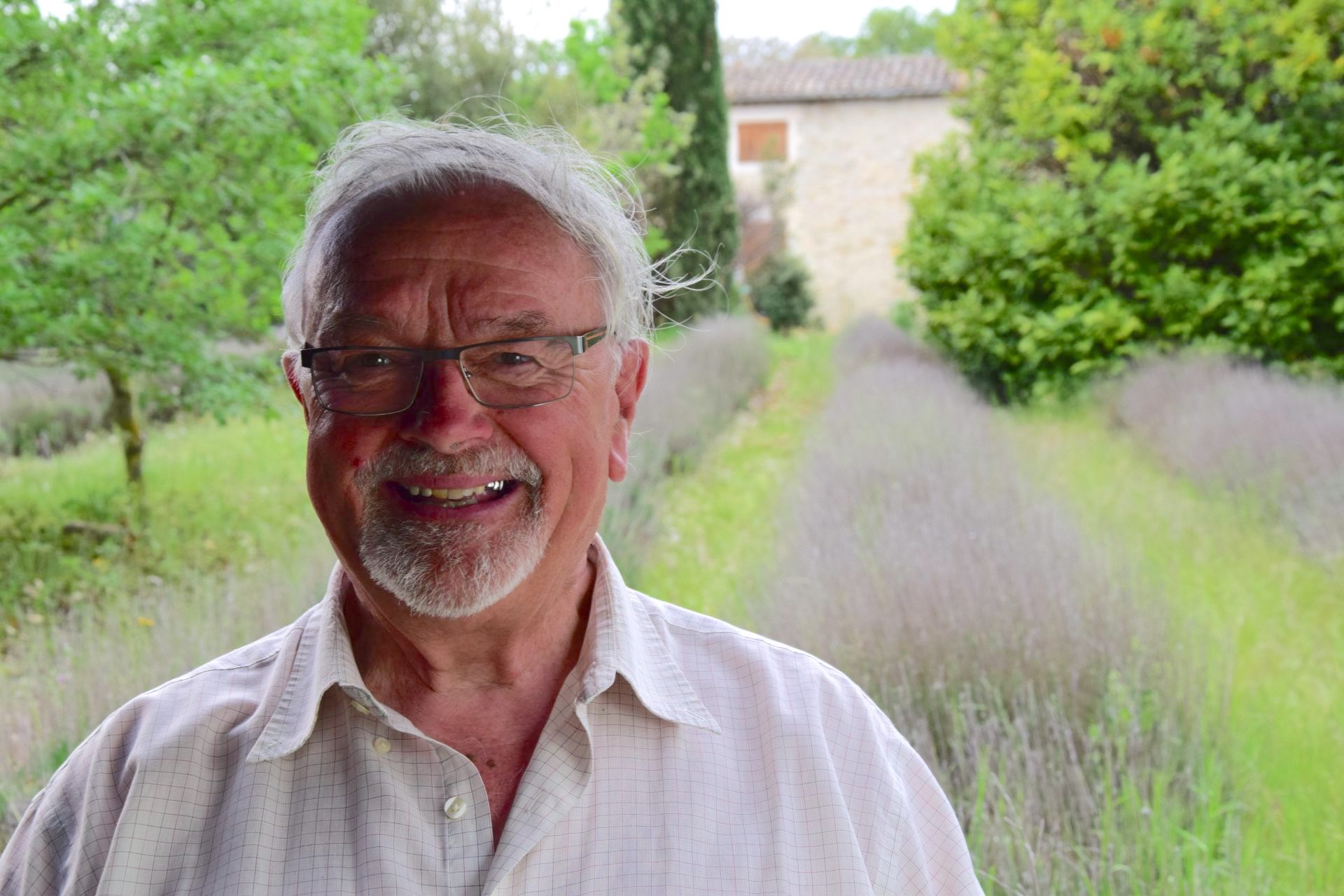 Maurice Feschet, devant ses champs de lavande à Grignan (Drôme)