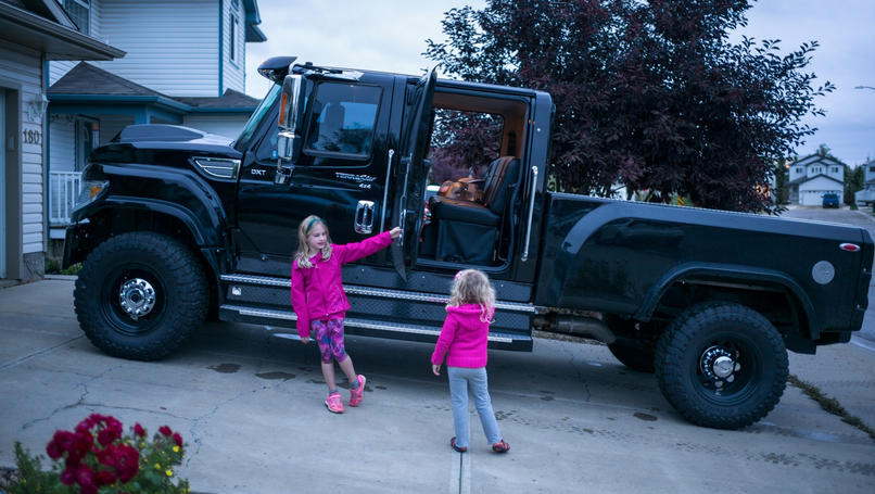 Makenna, 7, und Mia, 3, leben in Fort McMurray im kanadischen Alberta; ihre Eltern arbeiten in der Ölsand-Industrie. Die Schwestern hat Ian Willms fotografiert; er gewann den Jurypreis beim Greenpeace Photo Award 2018. Mit dem Preisgeld will er Menschen in der Region um Fort McMurray porträtieren - und die Umweltzerstörung, die die Teersandgewinnung anrichtet.