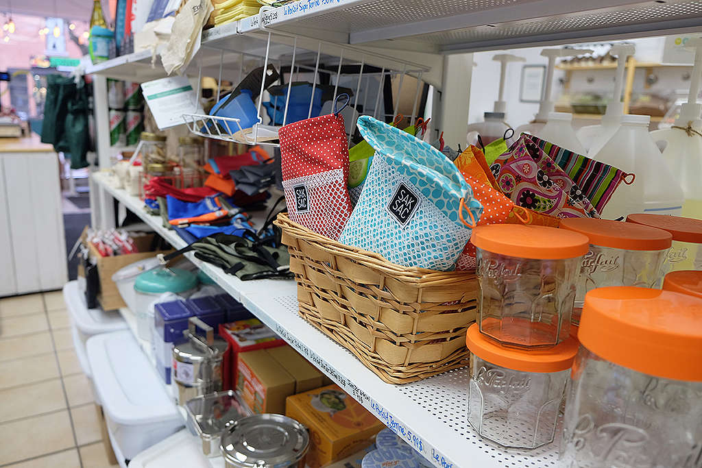 Kits zéro déchet proposés à l’épicerie LOCO à Montréal.