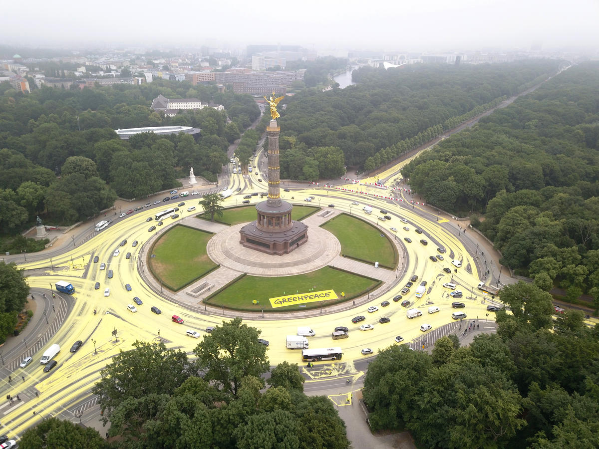 Greenpeace Protest mit Sonnensymbol an der Berliner Siegessaeule