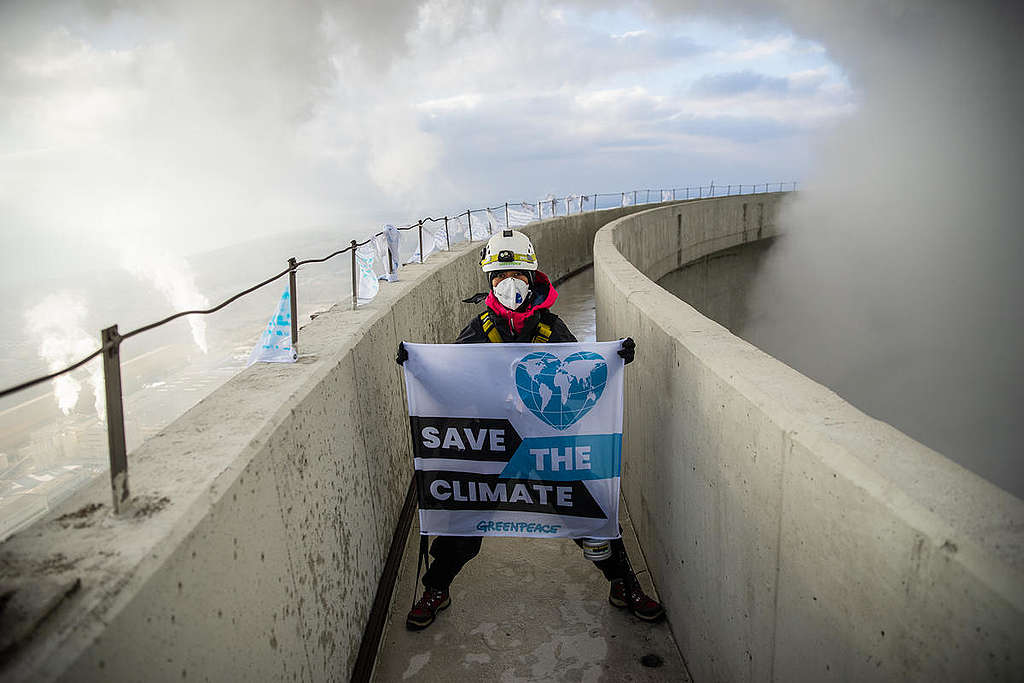 Aktivisten erklimmen das Kohlekraftwerk Belchatow in Polen