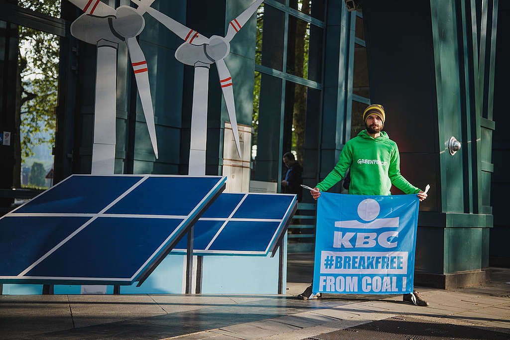 Action contre les investissements dans le charbon de la banque KBC à Bruxelles