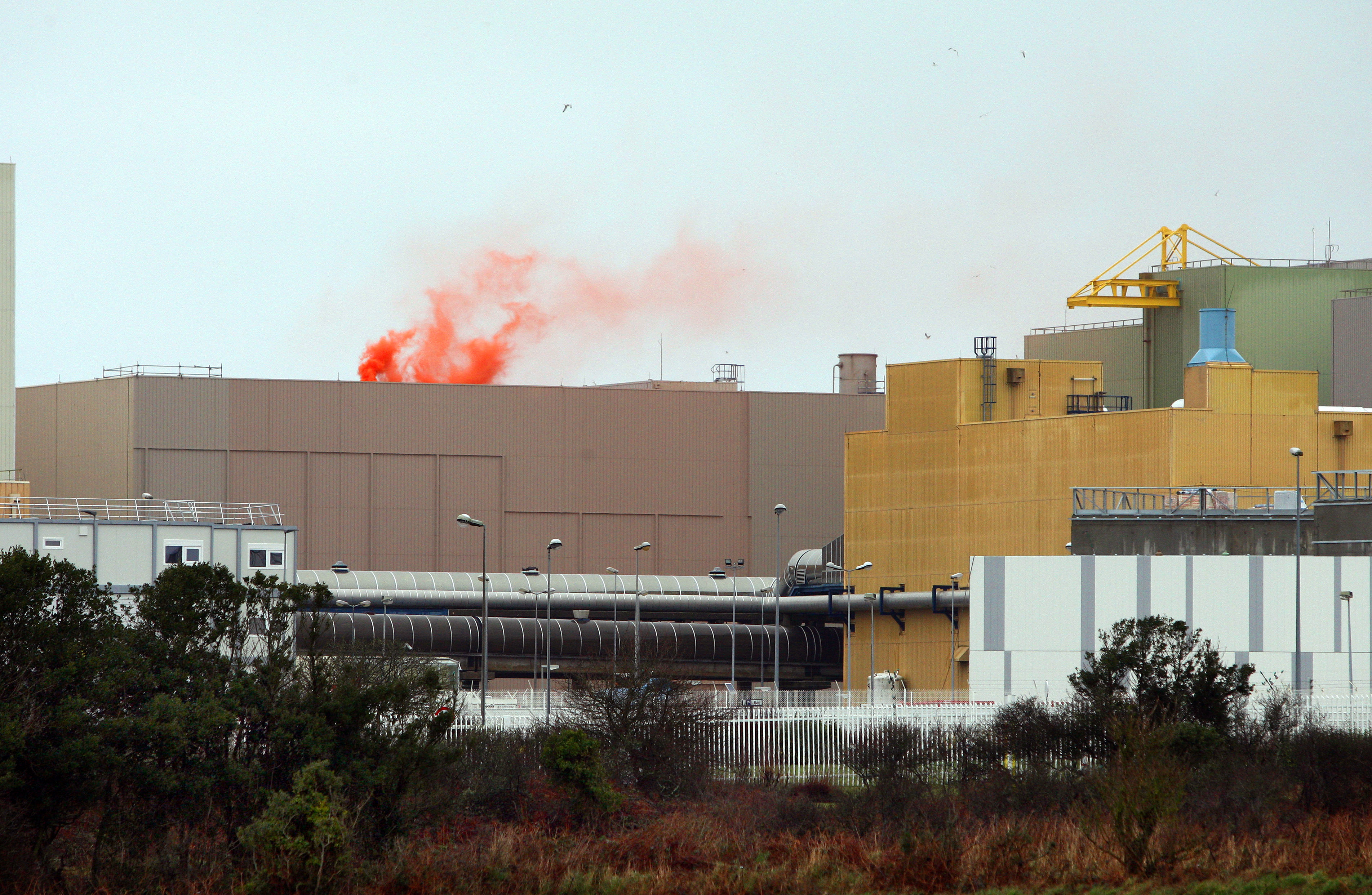 Action : des fumigènes sur le toit de la piscine de l’usine La Hague