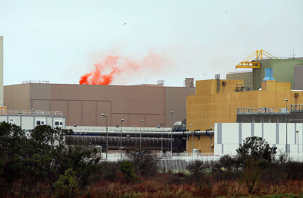 Aktion: rotes Nebelsignal auf dem Dach des Kühlbecken für abgebrannte Brennstoffe im Werk Orano in La Hague