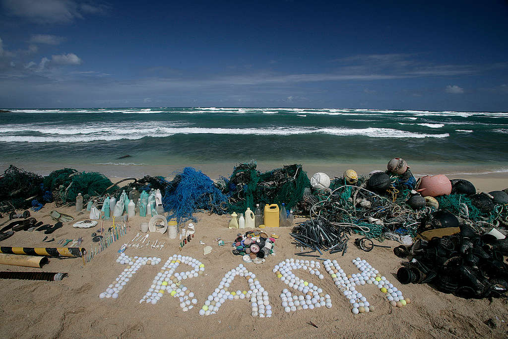 Ob Haushaltsplastik wie Einwegflaschen und Zahnbürsten, Golfbälle oder Plastikmüll aus der Fischerei: Am Ende landet vieles in den Ozeanen (Foto: Funde einer Greenpeace-Müllsammlung auf Hawaii).