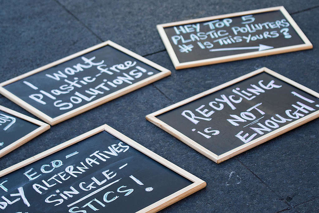 Installation de déchets plastiques à la place Yonge-Dundas à Toronto