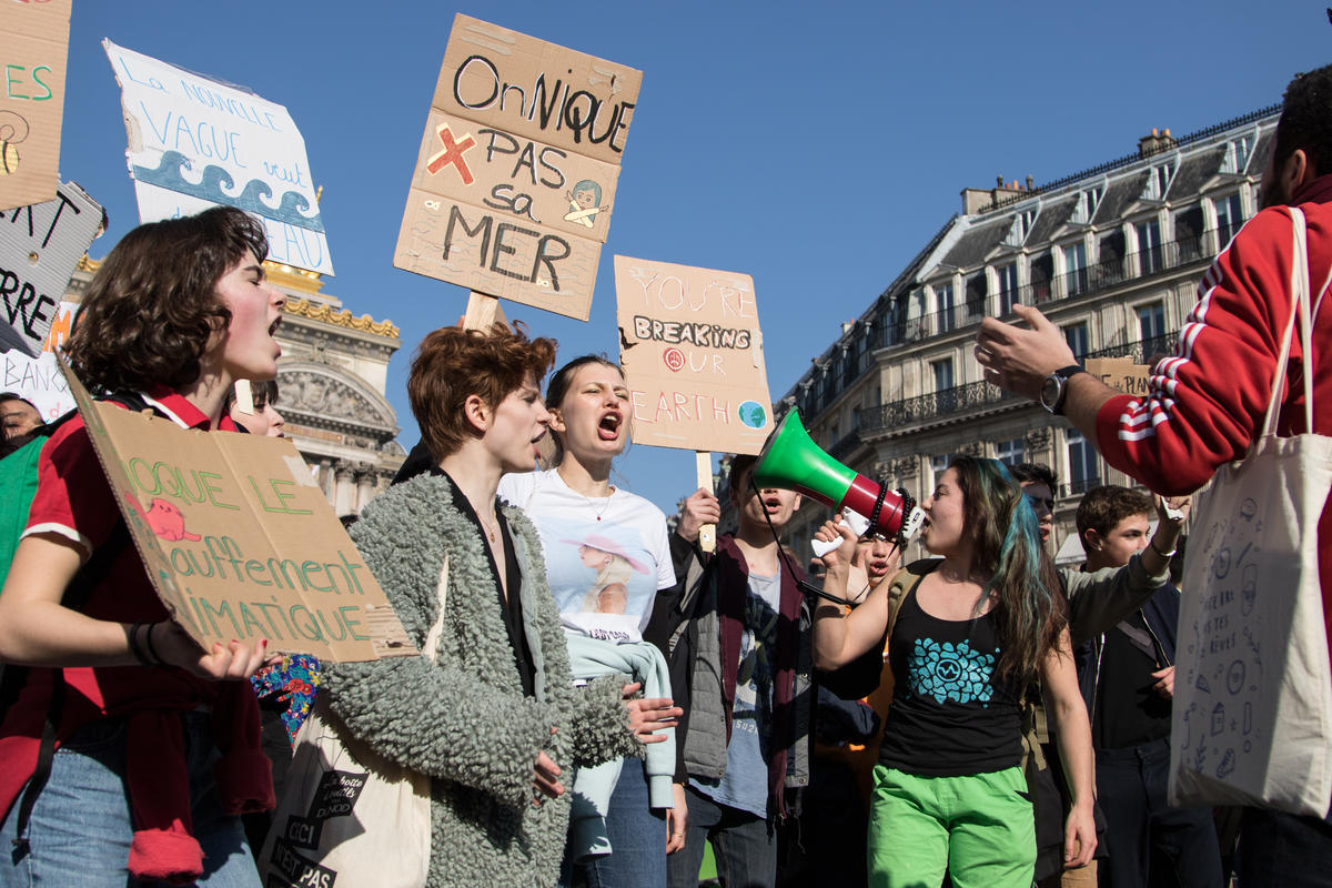 Le 22 février 2019, des milliers d'étudiants et de lycéens ont défilé pour le climat à Paris. Ils demandaient une politique climatique plus ambitieuse. La jeune Suédoise Greta Thunberg était présente à cette marche afin d'attirer l'attention sur le changement climatique.