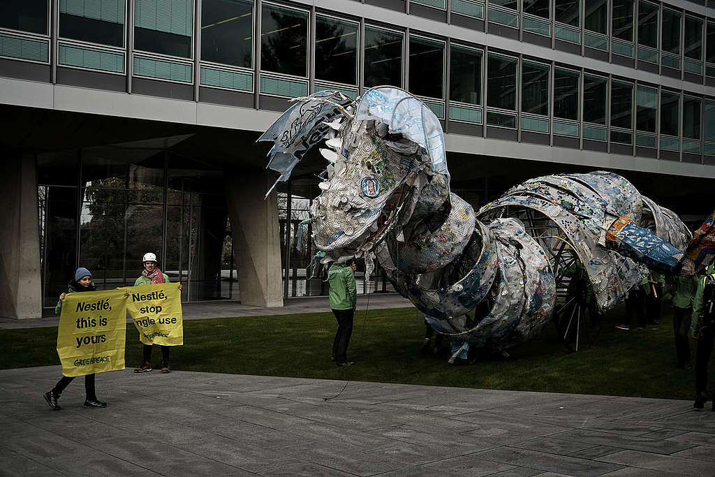 Ein Ungeheuer vorm Nestlé-Hauptsitz: Das Plastikmonster besteht aus Einwegverpackungen, die Freiwillige an den Stränden der Philippinen gesammelt haben. Darunter sind viele, die das Nestlé-Logo tragen.