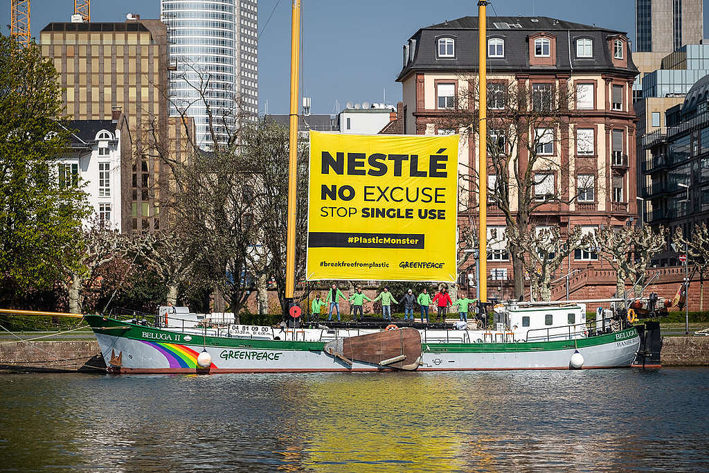 Die Beluga II in Frankfurt: Die Besatzung protestierte in der Nähe der deutschen Nestlé-Zentrale gegen Einwegplastik.