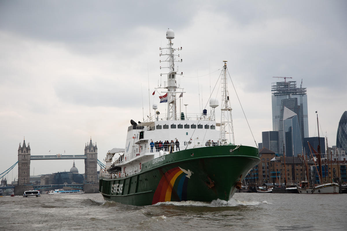 Die Esperanza in London, im Hintergrund die Tower Bridge. Von hier aus geht es für das Greenpeace-Schiff auf eine einjährige Expedition.