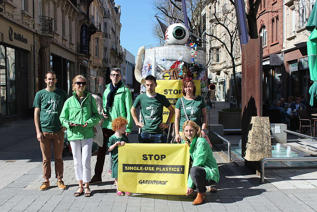 Im Rahmen der Anti-Plastik-Kampagne sind Greenpeace-Freiwillige mit einem Plastikmonster durch Esch spaziert.