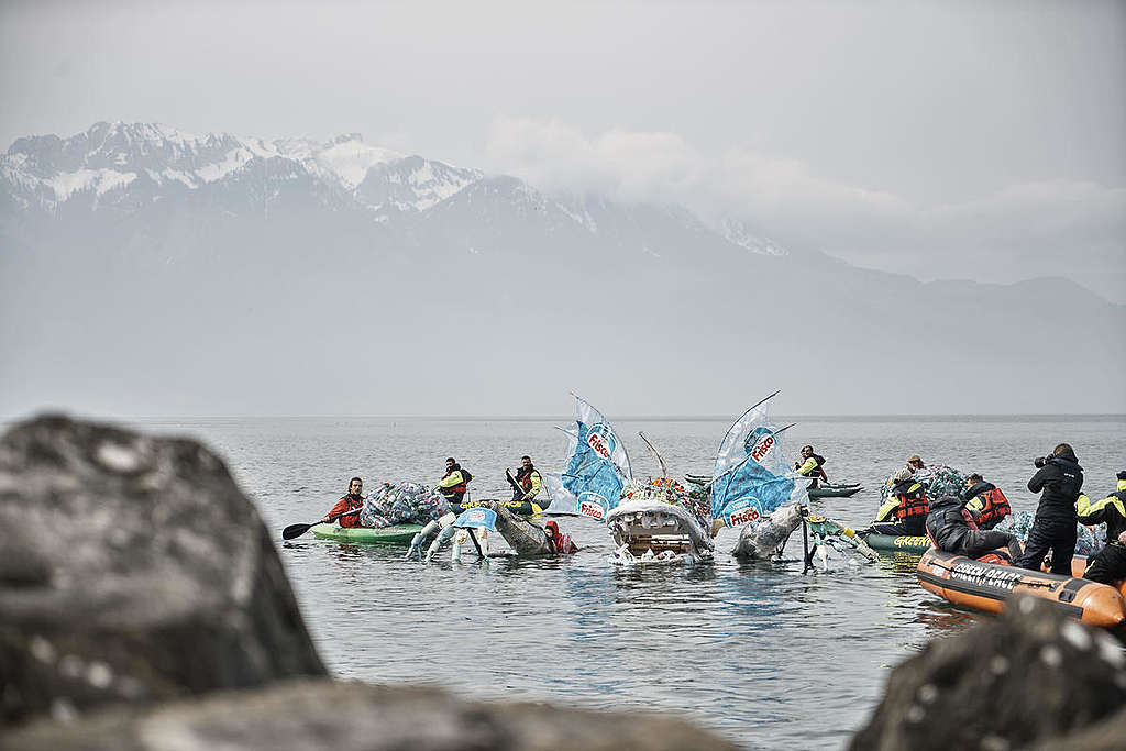 Greenpeace-Aktivisten übergaben der Geschäftsleitung von Nestlé im Schweizerischen Vevey ein besonderes Präsent.