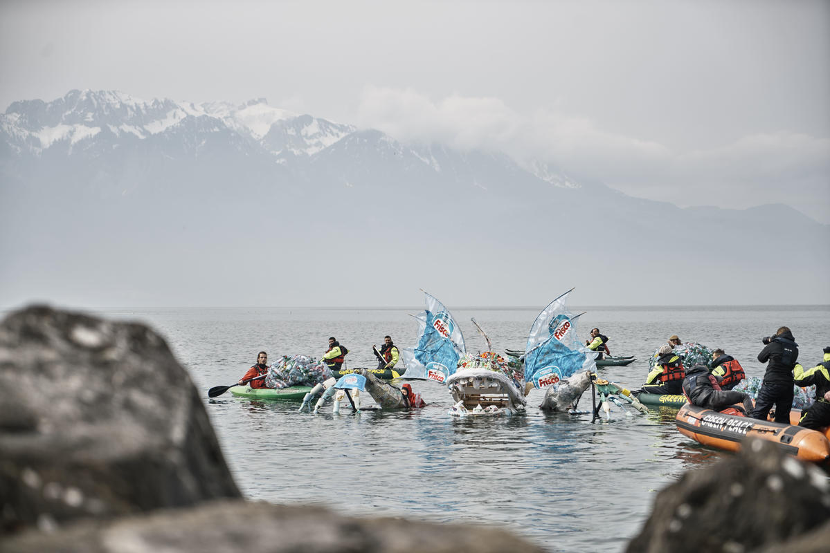 Greenpeace-Aktivisten übergaben der Geschäftsleitung von Nestlé im Schweizerischen Vevey ein besonderes Präsent.