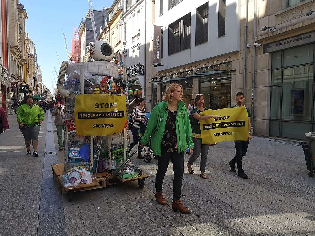 Im Rahmen der Anti-Plastik-Kampagne sind Greenpeace-Freiwillige mit einem Plastikmonster durch Esch spaziert.