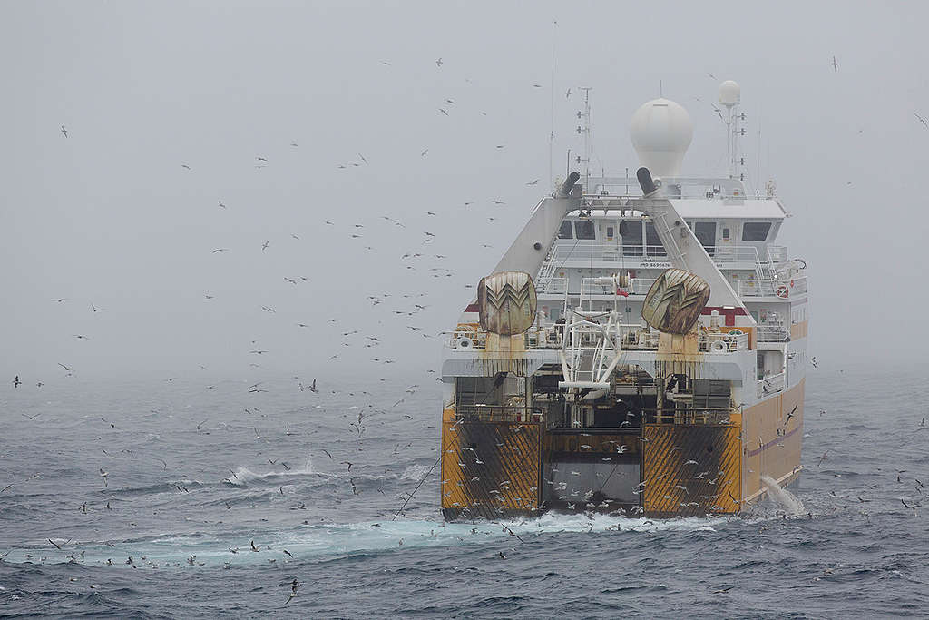 Navire pratiquant le chalutage en eaux profondes, en mer de Barents.