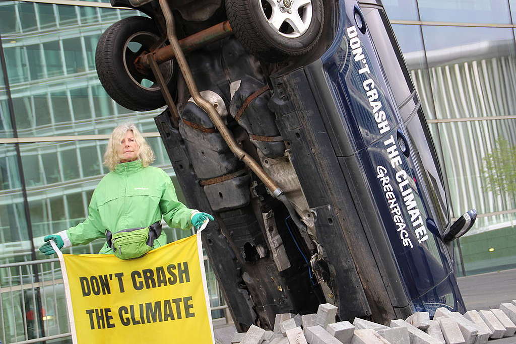 Greenpeace-Aktivisten aus Deutschland, Polen, Belgien und Luxemburg demonstrierten heute friedlich vor dem "European Conference Center Luxembourg” (ECCL), wo heute eine Ratssitzung der EU-Verkehrsminister (Transport Council) stattfindet.