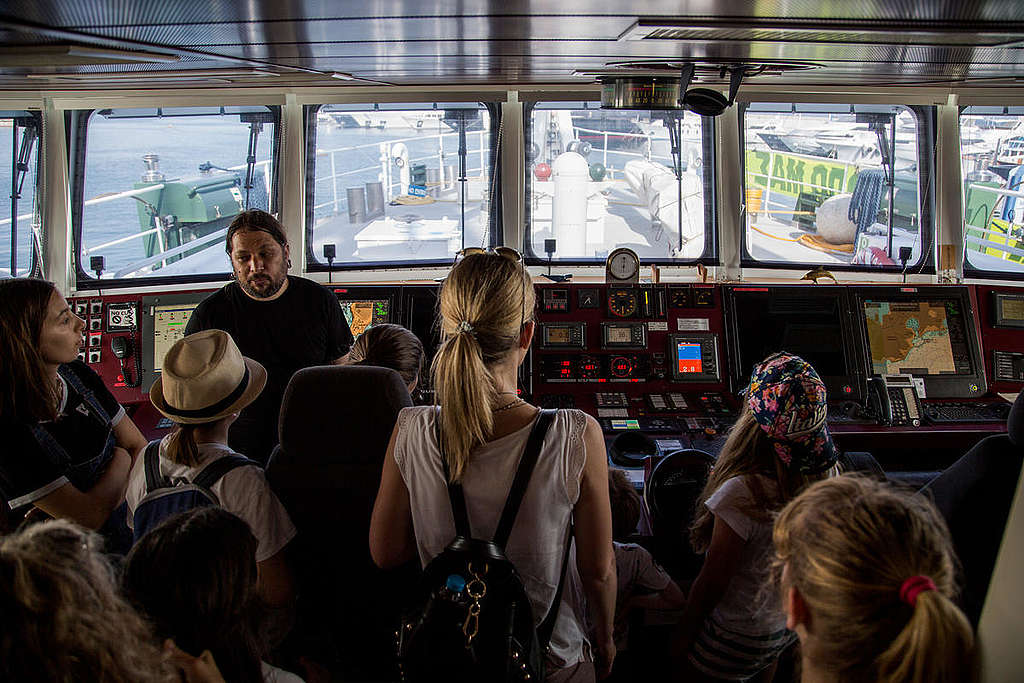 Visite du Rainbow Warrior à Piraeus, Grèce