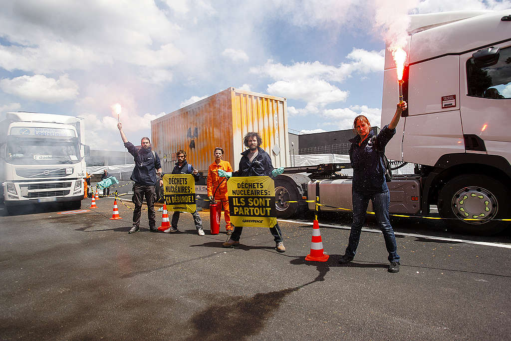 Un convoi nucléaire marqué par Greenpeace circule sur l’A13 en Île-de-France