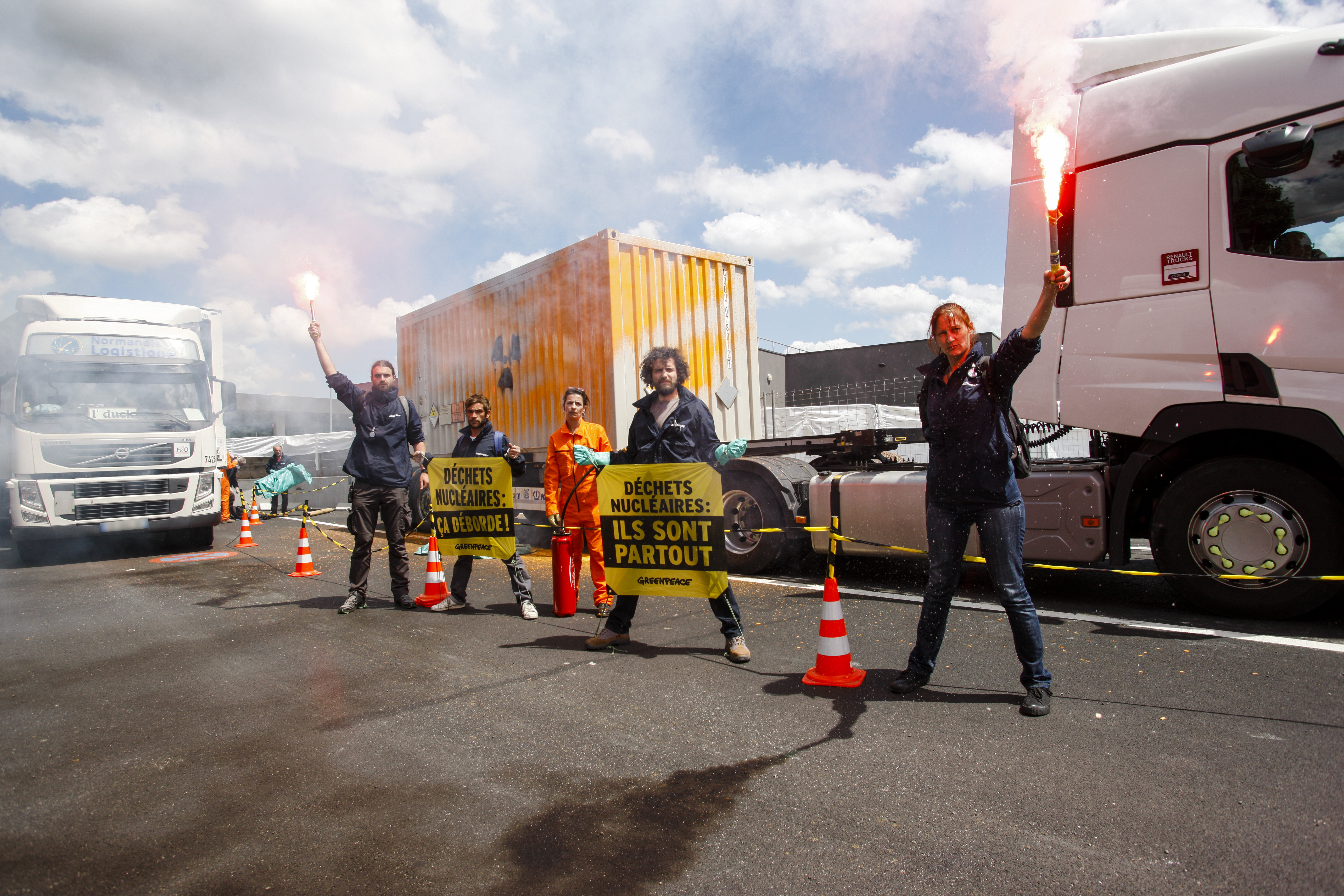 Un convoi nucléaire marqué par Greenpeace circule sur l’A13 en Île-de-France