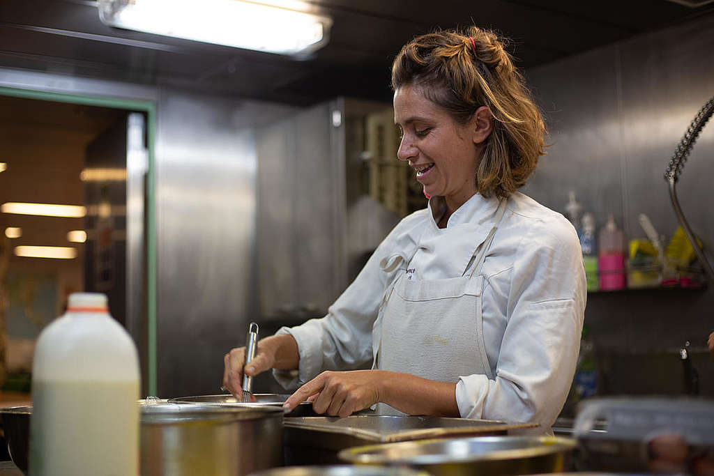 Une cuisinière sur le navire Rainbow Warrior