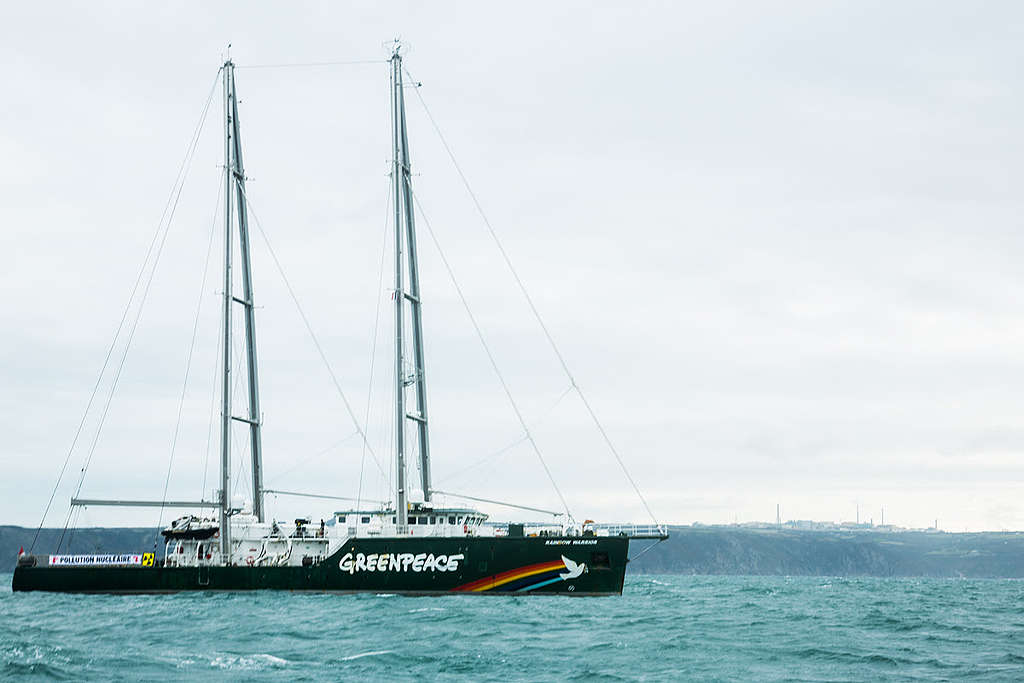 Rainbow Warrior à Cherbourg : Les militant-e-s ont déployé plusieurs banderoles : "pollution nucléaire" et "déchets nucléaires : ça déborde".