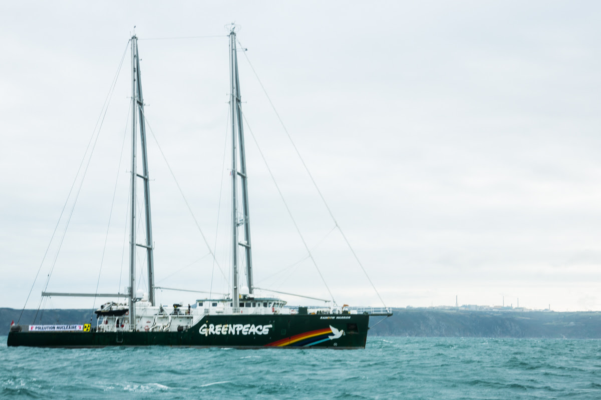 Rainbow Warrior à Cherbourg : Les militant-e-s ont déployé plusieurs banderoles : "pollution nucléaire" et "déchets nucléaires : ça déborde".