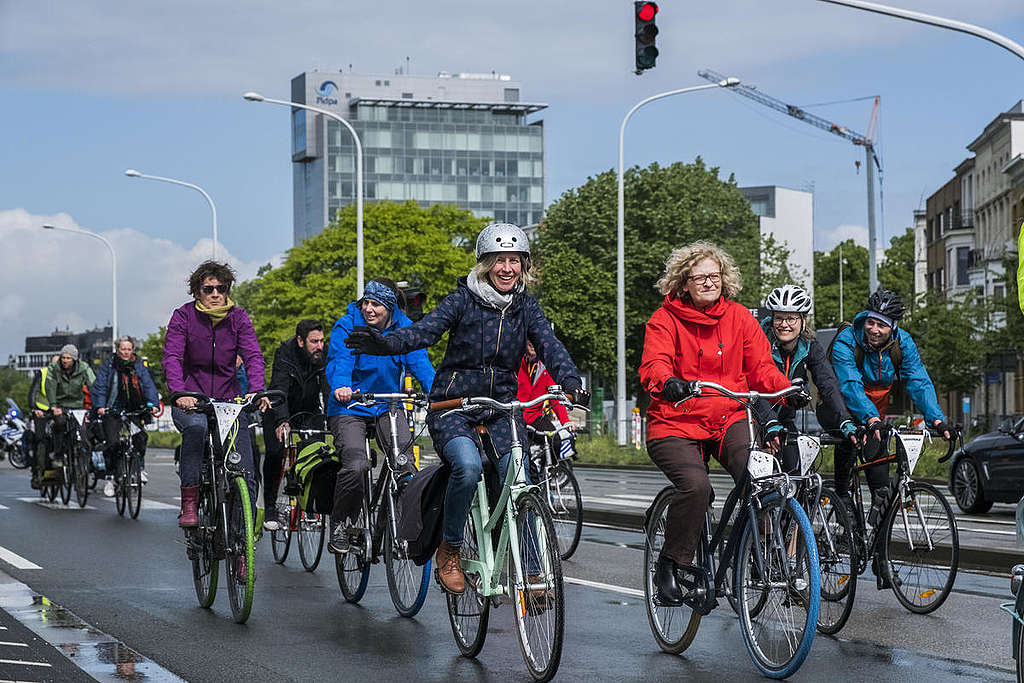 Hundreds of People Participate in Live on Air in Brussels. © Tim Dirven / Greenpeace