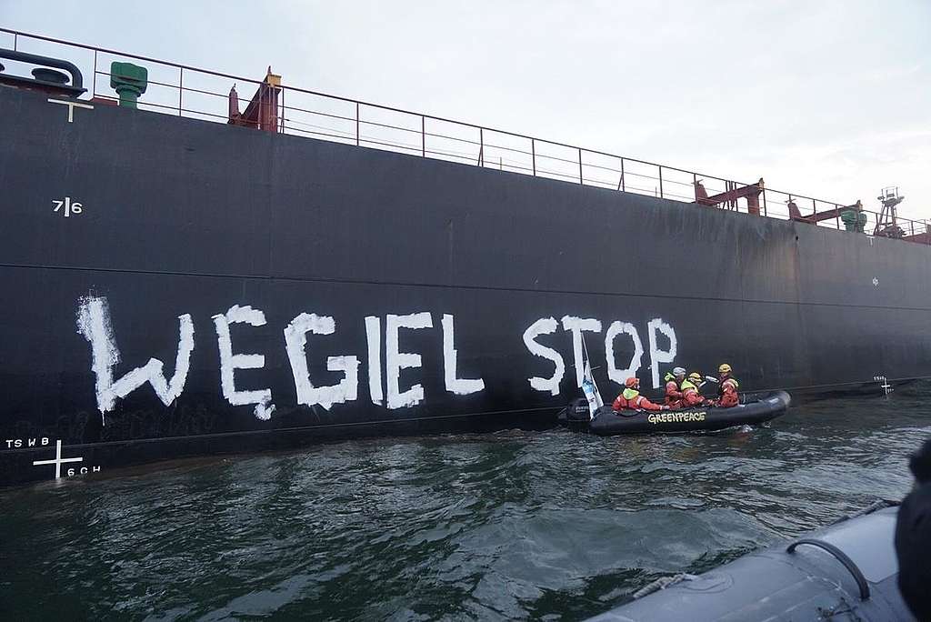 Activists Stop Coal Import to Poland. © Rafal Wojczal / Greenpeace