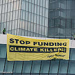 Aktivisten landen mit Gleitschirmen auf der EZB, um Unterstützung für fossile Brennstoffe zu entlarven